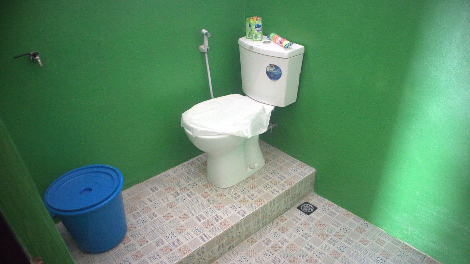 Kamar mandi bersih di dalam kamar