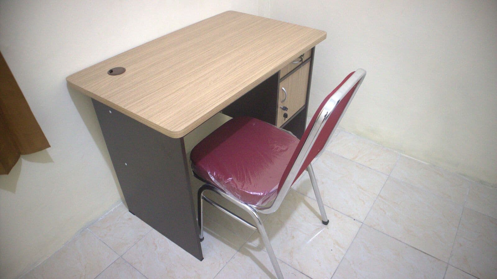 Meja & kursi belajar di kamar